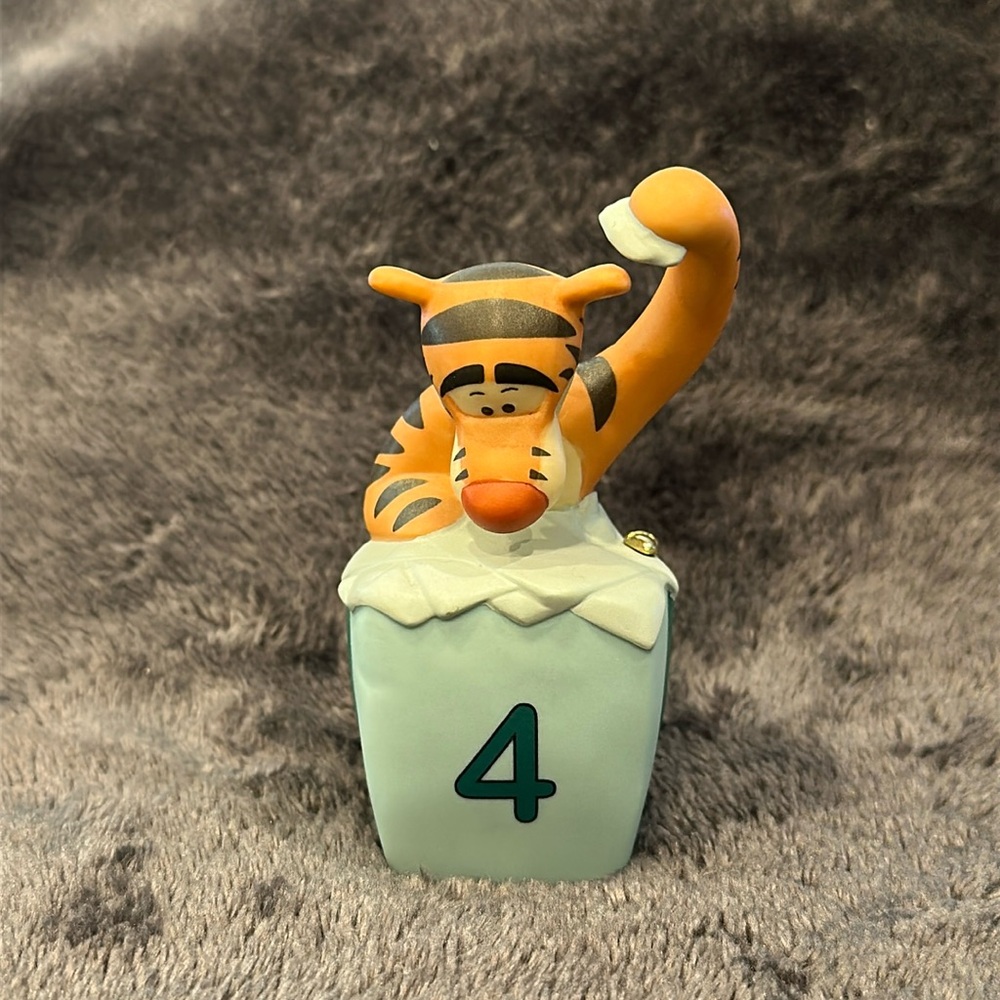 Pooh & Friends FOUR Tigger porcelain figurine with box … EUC